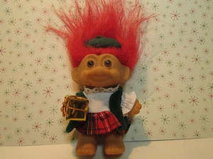 WEE SCOTSMAN MIT WEIHNACHTSGESCHENK - 3" Russ Troll Puppe - NEU IN ORIGINAL TASCHE - Bild 1 von 8