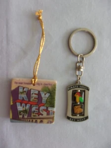 2 Key West Artikel - 1 7/8 quadratischer Stein Ornament/Metall Schlüsselanhänger mit 2 Spinnern - Bild 1 von 2