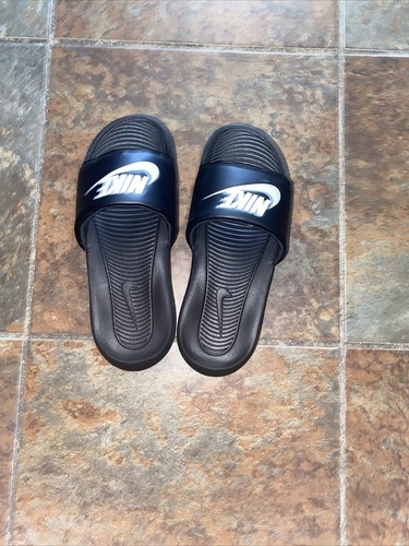 Nike Victori One Slide bianco nero morbido schiuma comodo sandalo uomo taglia 7