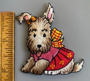 NEU Schnauzer HUND im Kleid Schleifen Bügelbild Patch Applikation 2 Zoll x 2 zoll - Bild 1 von 2