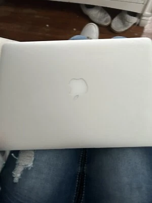 apple macbook air 13-inch mid 2013 - Image 1 of 3
