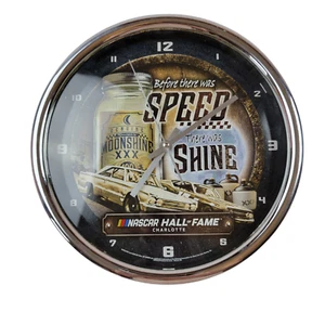 Orologio da parete NASCAR Hall of Fame - a batteria - tema Moonshine Racing - Foto 1 di 5