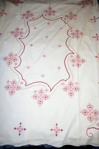 Vintage Hand Embroidered Linen Tablecloth~Scalloped~48" x 68"~Seats 4-6~Xllnt - Picture 1 of 5