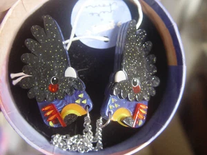 ERSTWILDER PETE CROMER THE RARE RED-TAIL COCKATOO CARDIGAN RESIN BROOCH   - Picture 1 of 3