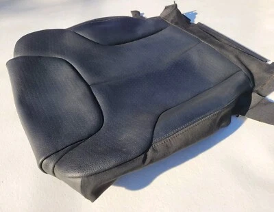 Крышка переднего нижнего сиденья Volkswagen Passat B6 черная от оригинального производителя 3C0881406 - Изображение 1 из 4