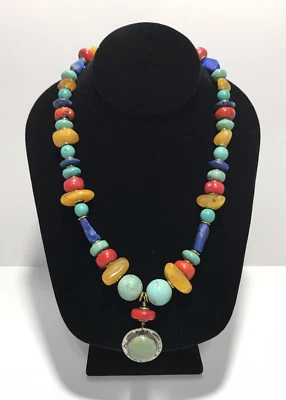 Collar de cuentas de varias piedras O. Miller con latón plateado Foto 1 de 4