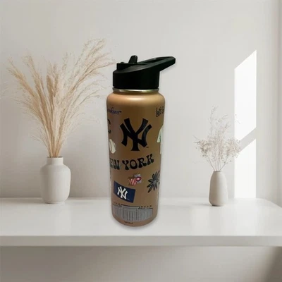 Botella de agua bronceada temática de los New York Yankees 34 OZ Foto 1 de 4