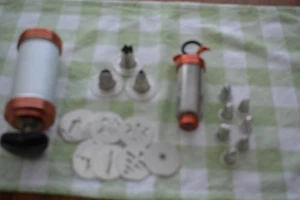 Vintage Mirro Cookie Press 12 discs 3 tips + Frosting Dispenser Decorator + Tips - Picture 1 of 6