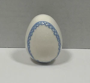 Statuina uovo di Pasqua in ceramica bianco blu smerlato anni 70 80 decorazione porcellana antica - Foto 1 di 8