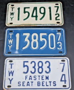 3 piezas 1972 1973 1974 Estado de Nueva York TWY NY Thruway Placa Etiqueta Impuesto Rt 90 - Imagen 1 de 4