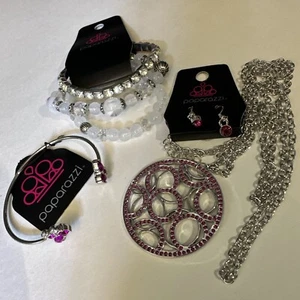 Lotto Gioielli Paparazzi; 1 Orecchino, 2 Braccialetti, 1 Collana Barbiecore Punk Gotico - Foto 1 di 4
