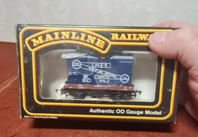 Mainline 937368 1 Plank Wagon & Furniture Container LNER - Image 1 of 2