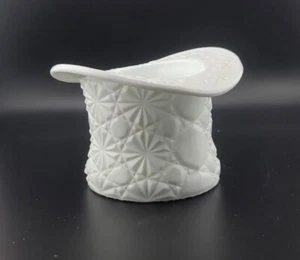 Fenton Milk Glass Vintage Daisy & Button Top Hat Retro 1960s - Picture 1 of 11