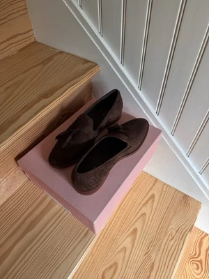 Mocasín con borla de gamuza chocolate para mujer MANSUR GAVRIEL talla 39-US 9 Italia $475,00 Foto 1 de 4