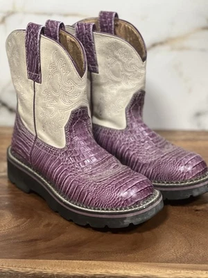 Botas femininas Ariat Fatbabby Croc cowboy biqueira quadrada roxa e creme em relevo 7B - Imagem 1 de 4