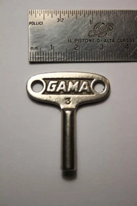ACCESSORIO GAMA TIN TOY WESTERN GERMANY CHIAVE PER CARICA N° 3 GIOCATTOLO EPOCA - Foto 1 di 2