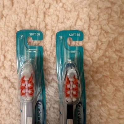 Cepillo de dientes Aquafresh de acción profunda cerdas medianas (55) línea de goma alcance flexible de colección Foto 1 de 4