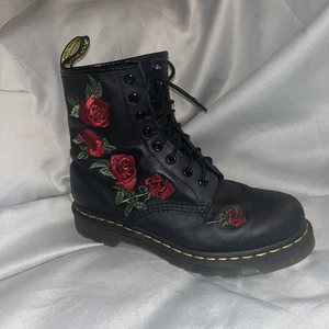 Dr. Martens Vonda Bota de Combate Rosa Bordada AMPUTADO Talla 8 ZAPATO DERECHO Grunge - Imagen 1 de 7