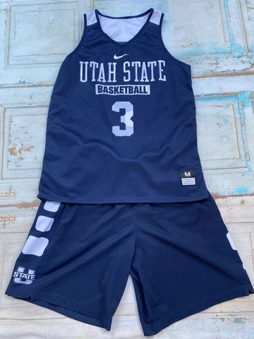 Utah State Basketball Team Issued Practice Used Nike  Reversible Jersey & Shorts Cover