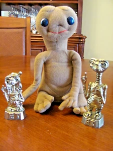 'ET' EXTRA-TERRESTRIAL 1982 KARMAR 8 ZOLL PLÜSCH & 2 -1982 GOLD METALL DRUCKGUSS FIGUREN - Bild 1 von 12