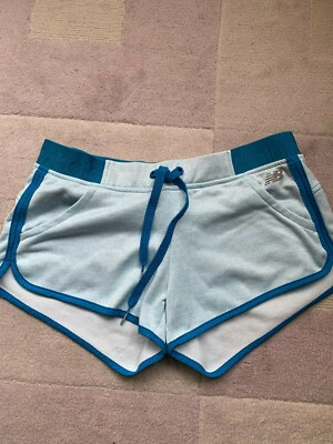 Pantalones cortos para mujer New Balance - azul pálido con borde de contraste azul más oscuro - talla S Foto 1 de 4