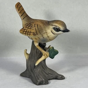 Escultura de bisque de porcelana de pájaro Wren encaramado. #R6 - Imagen 1 de 9