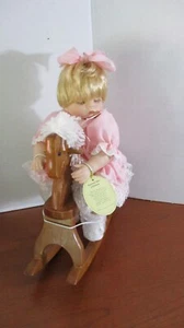 SMARAGD PUPPENSAMMLUNG ~ 14" STACY Porzellanpuppe auf Schaukelpferd ~ 79132 g ~ Neu mit Etikett ~ tk - Bild 1 von 5