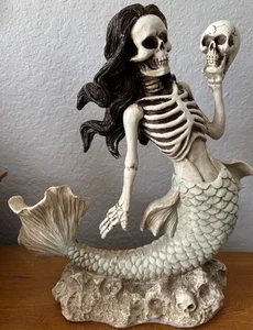 FOLKLORE Halloween Large MERMAID SKELETON Holding a SKULL BEACH HOUSE Resin NWT - Picture 1 of 7