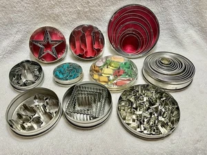Konvolut kleine Dosen Gebäck/Ausstechformen Zahlen, Alphabet, Gemüse Stern Hundeknochen - Bild 1 von 8