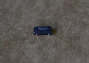 ECS-327-12.5 Tuning Fork Crystal Oscillator SMD 32.768 KHz ECS-327 100Pcs - Picture 1 of 4