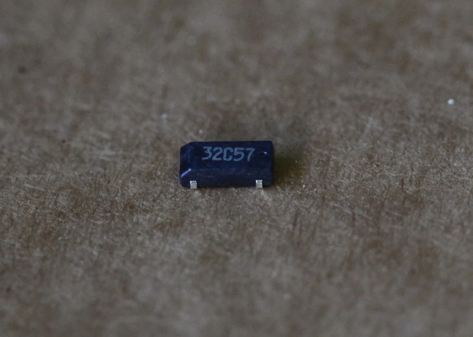 ECS-327-12.5 Tuning Fork Crystal Oscillator SMD 32.768 KHz ECS-327 100Pcs - Image 1 of 4