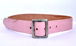 Cinturón liso Dos Flores vintage de cuero rosa en relieve. Hebilla extraíble talla 32. - Imagen 1 de 10