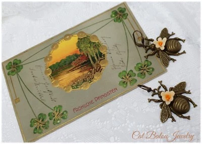 Was fliegt denn da? Süße Maikäfer Ohrringe Antik Stil Blüte Gelb CatBalouJewelry - Bild 1 von 4