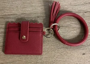 Muñequera pequeña de cuero sintético rojo festoneada portatarjetas/identificación flecos - Imagen 1 de 3
