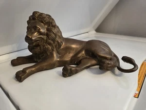 Scultura leone sdraiato in bronzo - lunghezza 10,5"  - Foto 1 di 5