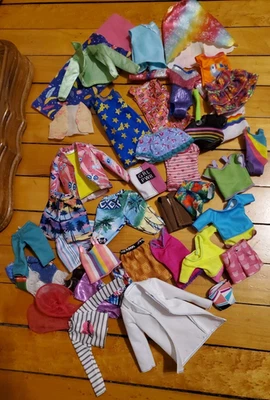 Lote de ropa Barbie Ken años 2000 y más allá Mattel Fashions 35 + artículos faldas tops ect Foto 1 de 4