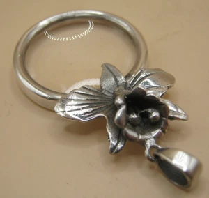 Pretty English Hallmarked Magnifying Glass With Lily Flower Design - Chatelaine - Picture 1 of 6