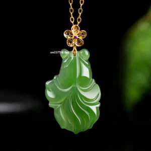 Colgante de jaspe natural de jadeíta de grado A con colgante de pez dorado de oro amarillo de 18 quilates - Imagen 1 de 6