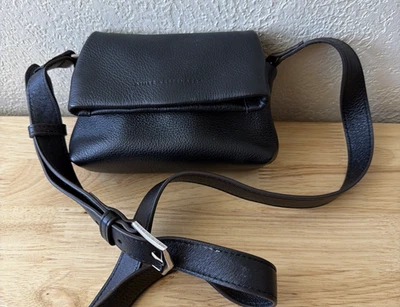Bolso Bandolera Aimee Kestenberg Preston Mini Negro Cuero Guijarro Suave Foto 1 de 4