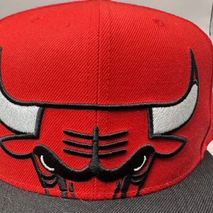 Cappello Berretto Mitchell & Ness NBA Chicago Bulls Logo Ritagliato Snapback Vestibilità Regolabile - Foto 1 di 8