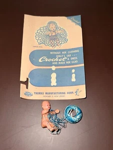 Vintage. RAR Baby Thomas Toys Miniatur Puppenhaus Gummipuppe Figur gehäkelt - Bild 1 von 7