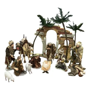 Member's Mark X-Large 16 PC Hand Painted Fabric Clothing Porcelain Nativity Set - Bild 1 von 2