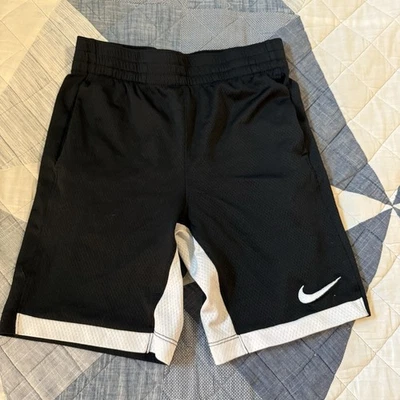 Pantalones Cortos Atléticos Nike Niños Medianos Negros Dri-Fit Malla Borde Blanco Logo Swoosh Foto 1 de 4