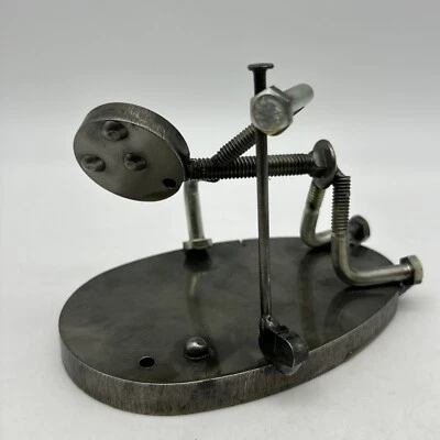 Tuercas y pernos de arte de metal escultura de golf “Figuring Out Putt” hombre doblado sobre 4x5” Foto 1 de 4