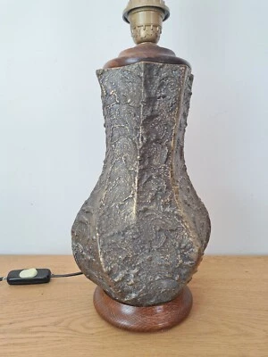 Lampe , Brutaliste , Bronze , Bois , XX°. - Photo 1/4