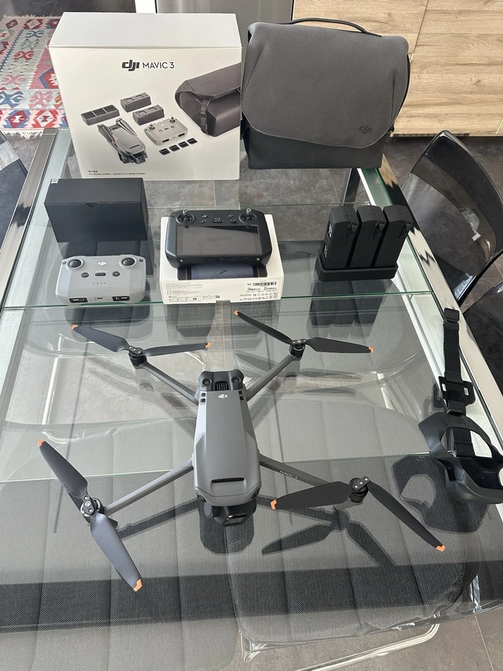 DJI Mavic 3 Fly More Combo Drone Con Telec. Originale +tel. RC PRO 3 Batterie Or - Immagine 1 di 1