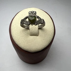 Anello IRISH Claddagh argento sterling 925 pietra verde misura 5,75 BD33 - Foto 1 di 5