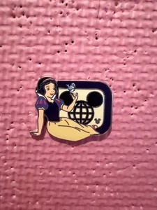 Spilla nuova Hidden Mickey Wave B 2025 Walt Disney World Biancaneve serie D - Foto 1 di 1