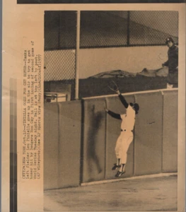 UPI 10-12-1977 Yankees Lou Pinella Jumps For Dogger Ron Ceys Homer Wprld Series - Picture 1 of 3
