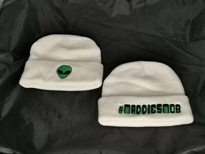 GORRO DE PUNTO CON PUÑOS ~ Blanco Marfil ~ UNISEX ~ Bordado Verde Cabeza Alienígena/#MaddiesMob  Foto 1 de 4
